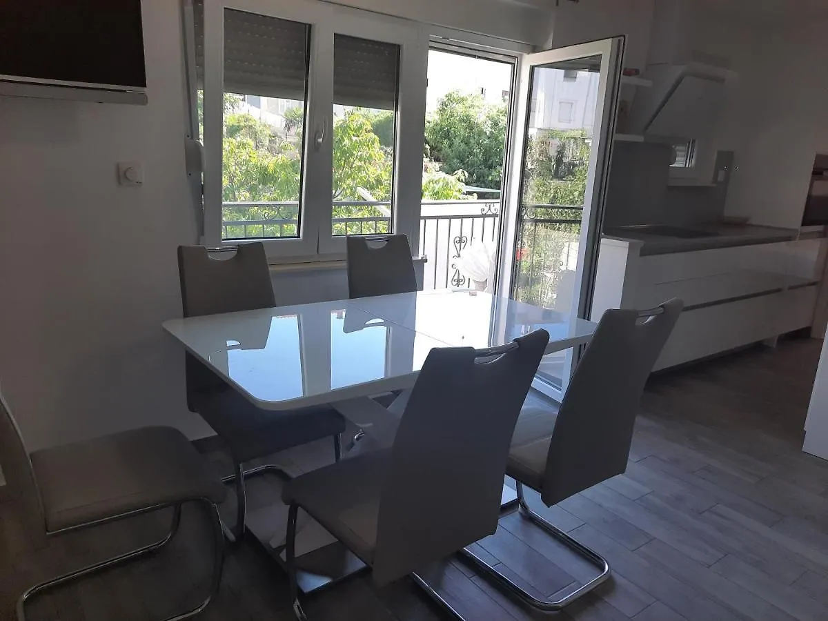 Ani Apartment Split